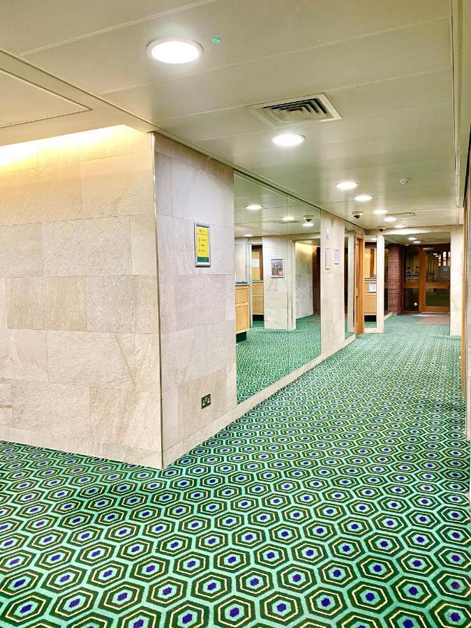 Centrally Located Studio With Balcony And 24-7 Security Londen