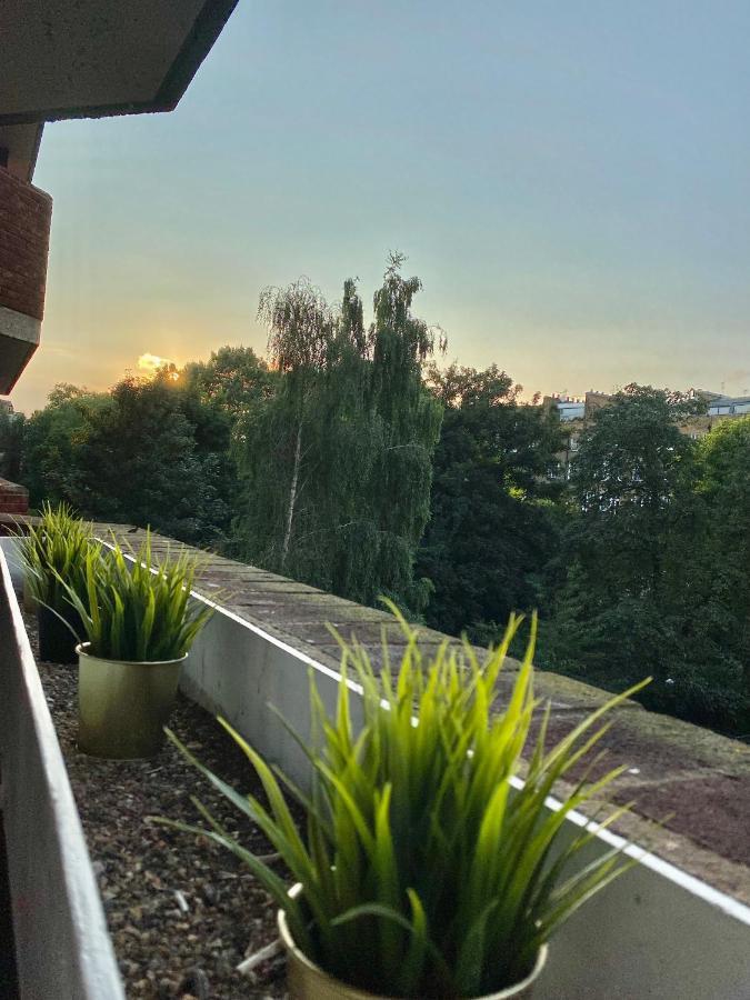 Apartamento Centrally Located Studio With Balcony And 24-7 Security
